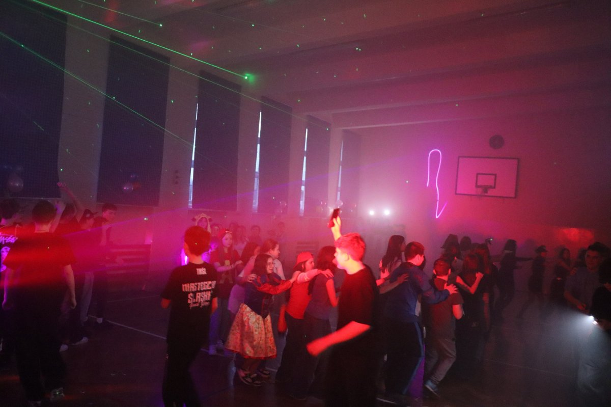  Karnawałowa dyskoteka 2026! 11 lutego w naszej szkole odbyła się karnawałowa dyskoteka dla klas 4–8, przygotowana przez Samorząd Uczniowski. Było głośno, energicznie i naprawdę wesoło — uczniowie bawili się świetnie! Dziękujemy nauczycielom za sprawowaną opiekę oraz wszystkim osobom, które pomogły w organizacji wydarzenia.Dużym zainteresowaniem cieszyła się także szkolna fotobudka, w której można było zrobić pamiątkowe zdjęcia. Młodzież była bardzo zadowolona… i większości zdecydowanie było ZA MAŁO tej zabawy! Dziękujemy za wspólny, karnawałowy wieczór! 
