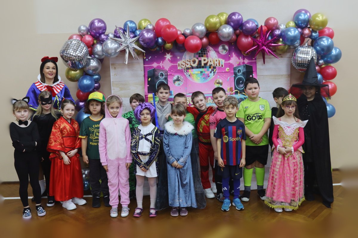  Bal karnawałowy klas 1–3 za nami! 11 lutego w naszej szkole zrobiło się naprawdę bajkowo! Uczniowie klas 1–3 zamienili się w bohaterów swoich ulubionych bajek – wśród kolorowych strojów nie zabrakło księżniczek, superbohaterów, zwierzątek i wielu innych fantastycznych postaci.Samorząd Uczniowski zadbał o wyjątkową atmosferę i moc atrakcji. Pięknie udekorowana sala, karnawałowe zabawy prowadzone przez ekipę szalonych szkolnych animatorek, wspólne tańce oraz projekcje filmów sprawiły dzieciom ogromną radość. Nie zabrakło także czasu na klasowe aktywności i integrację w swoich grupach. Serdecznie dziękujemy Samorządowi Uczniowskiemu oraz wszystkim osobom zaangażowanym w organizację tego wydarzenia. Dzięki Wam ten bal na długo pozostanie w naszej pamięci! 